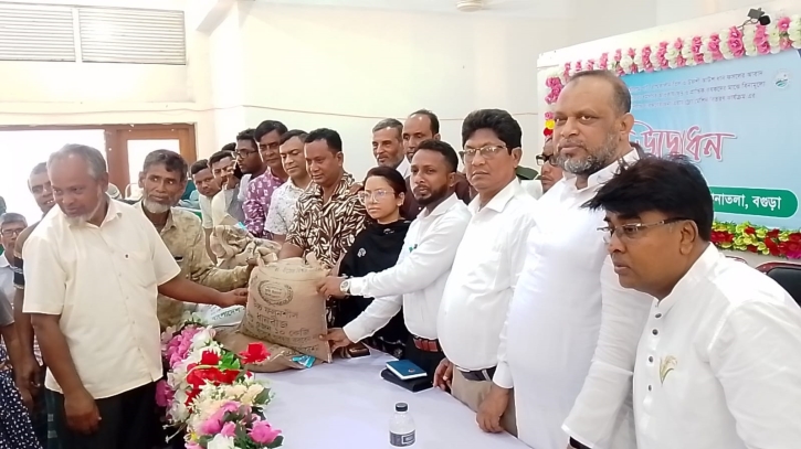 সোনাতলায় ১৪শ কৃষকের হাতে কৃষি প্রণোদনা